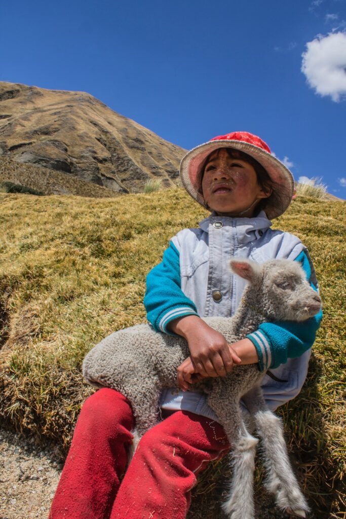 Siempre he creído que la fotografía capta no solo un momento de la vida, sino la historia de alguien más. No hay mejor representación peruana que una niña caminando horas tras horas bajo el sol solo por algo que le ayudará a tener lo que tanto anhela. Peruanos luchadores como ella, tal cual.